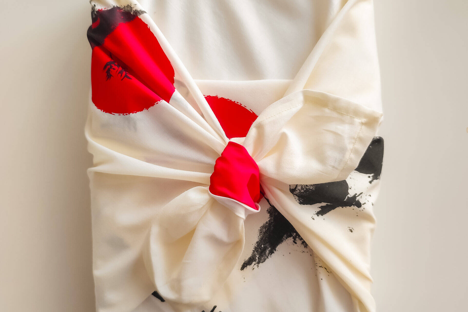 Diseño de packaging - caja envuelta en tela con técnica furoshiki