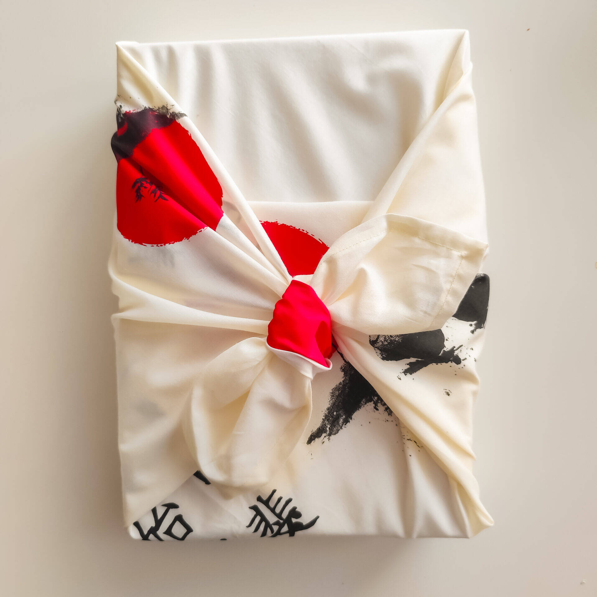 Diseño de packaging - caja envuelta en tela con técnica furoshiki